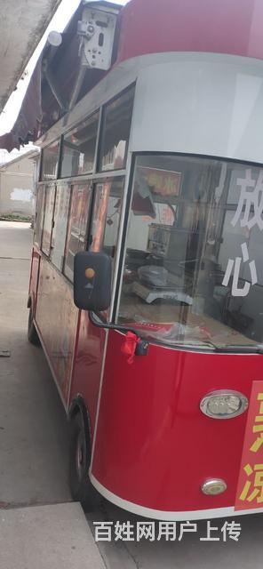 嶄新的四輪油電混動的餐車