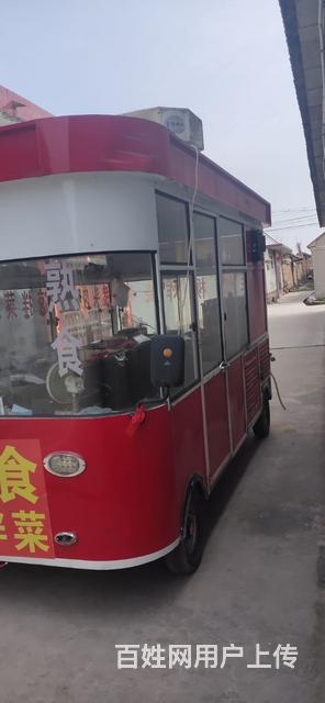 嶄新的四輪油電混動的餐車