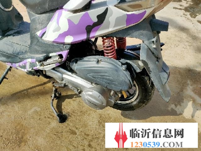 踏板摩托車