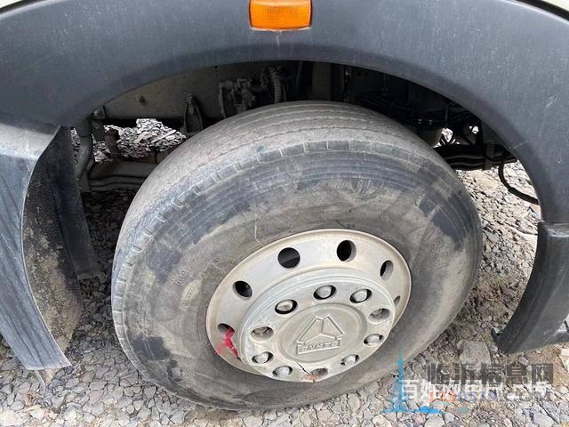 出售二手豪沃T7牽引車540馬力，帶液緩，國(guó)五排放