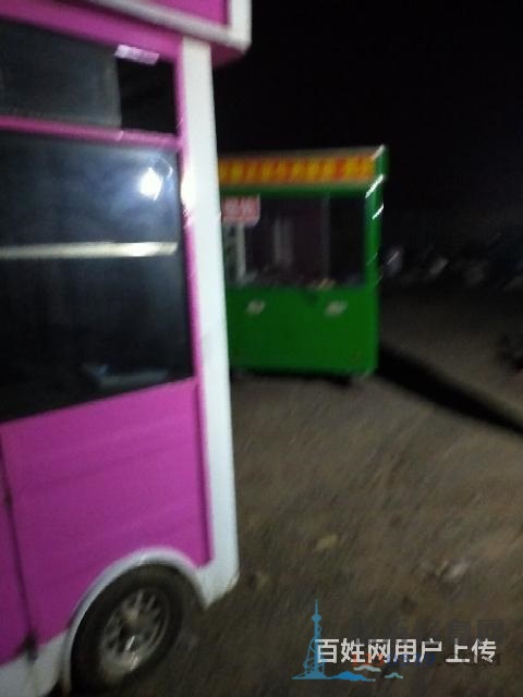 兩臺小吃車一口大鍋等等