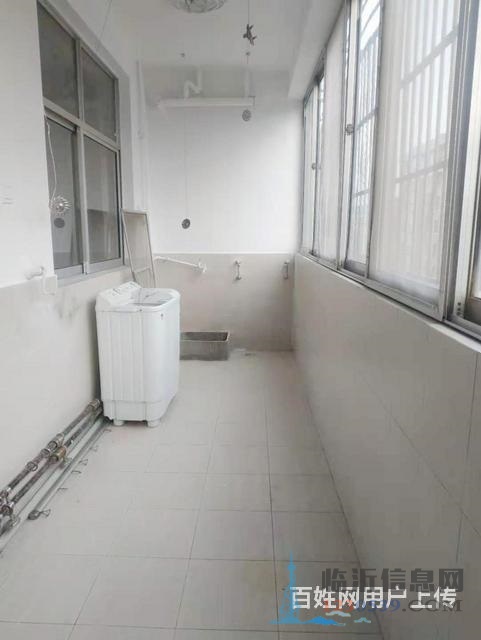 低價急賣順和花園三樓帶車庫三室兩廳證過五住房有鑰匙