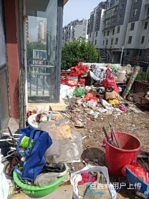 一樓帶院3室一停一衛(wèi)