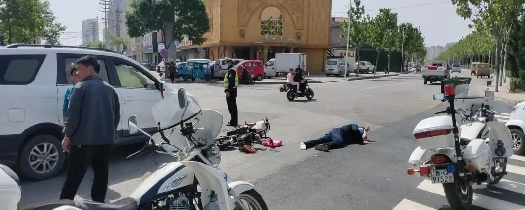 臨沂一轎車與電動(dòng)車相撞，電動(dòng)車駕駛員躺地上十分危險(xiǎn)