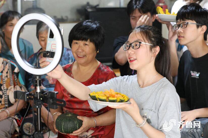 臨沂：20名高職生發(fā)起助農(nóng)直播 兩周賣(mài)出南瓜40萬(wàn)斤