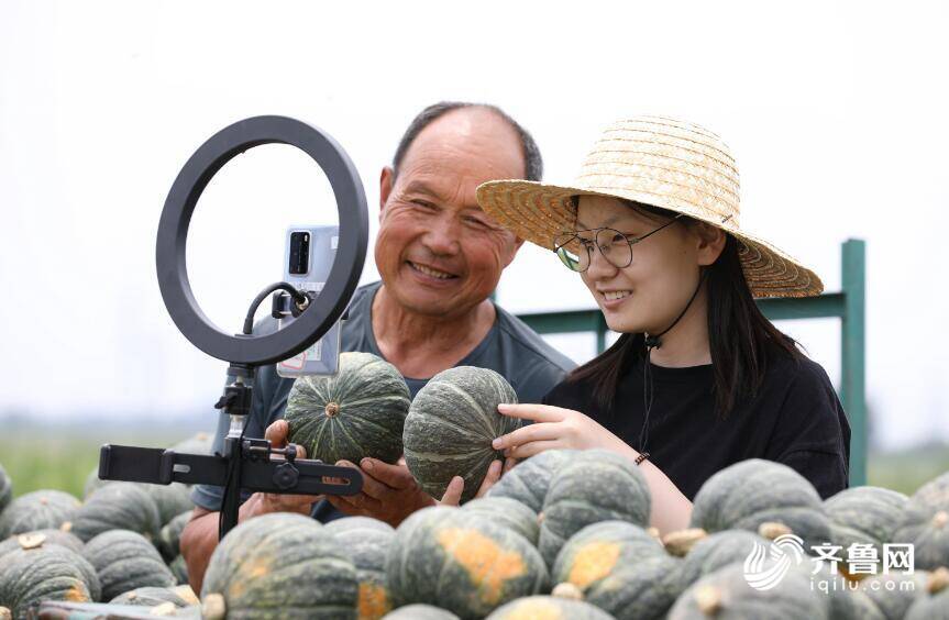臨沂：20名高職生發(fā)起助農(nóng)直播 兩周賣(mài)出南瓜40萬(wàn)斤
