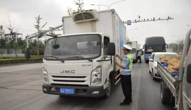 臨沂交警開展貨車交通違法整治行動(dòng) 凈化高考環(huán)境