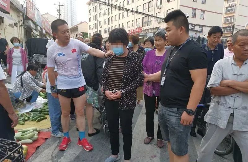 被抓現行！早市女扒手落網