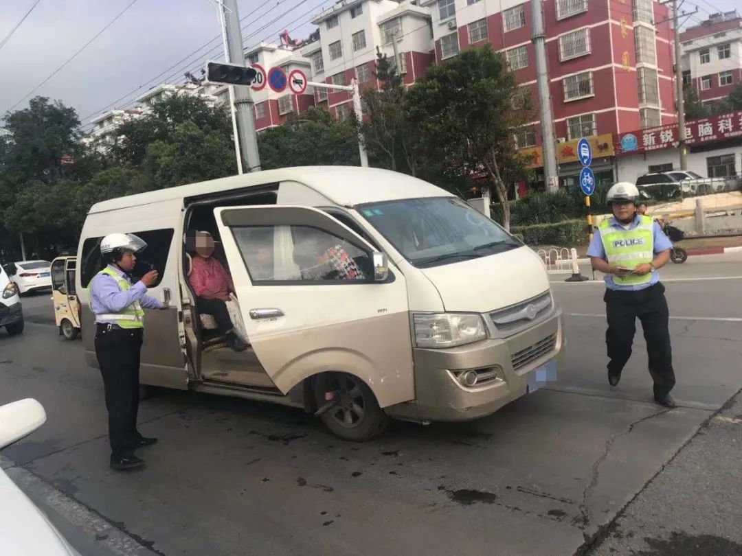 【聚焦“兩路兩車”】真能“裝”!臨沂一輛面包車核載9人實載16人