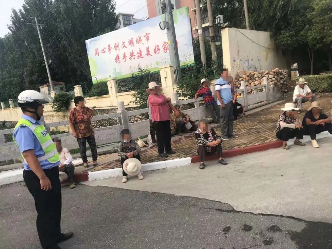 【聚焦“兩路兩車”】真能“裝”!臨沂一輛面包車核載9人實載16人