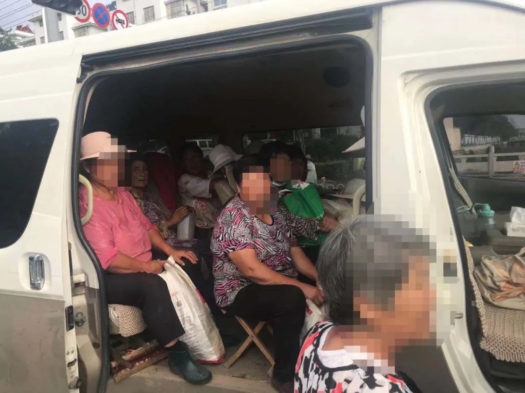 【聚焦“兩路兩車”】真能“裝”!臨沂一輛面包車核載9人實載16人
