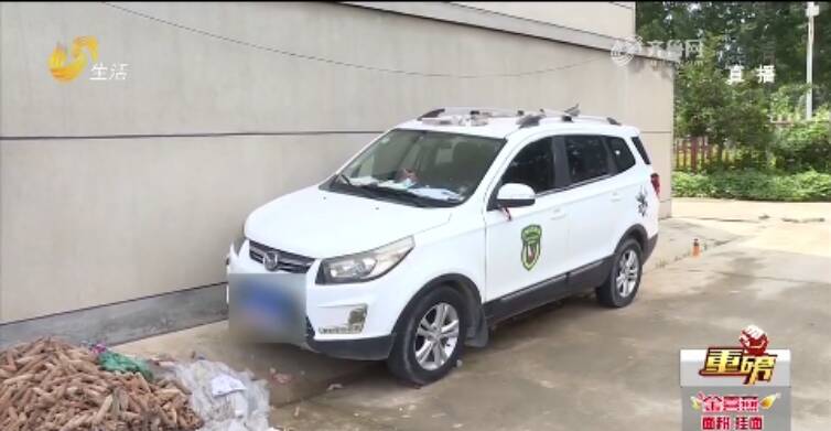 臨沂一居民樓樓頂?shù)袈渌鄩K 汽車被砸難處理