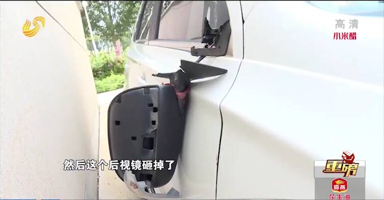 臨沂一居民樓樓頂?shù)袈渌鄩K 汽車被砸難處理