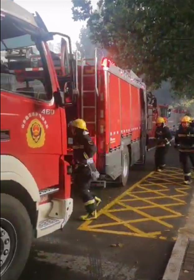 山東臨沂一平房煤氣罐爆炸擊穿屋頂，無人員傷亡