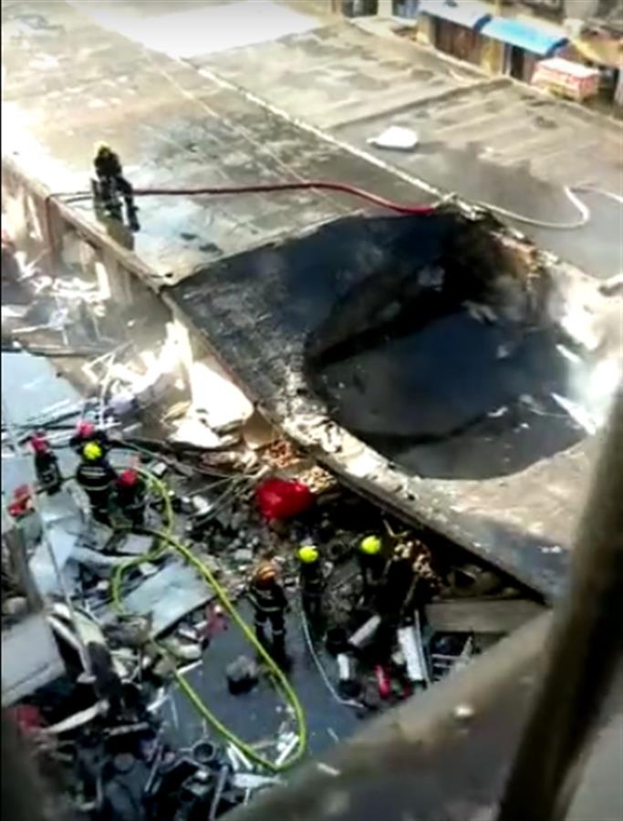 山東臨沂一平房煤氣罐爆炸擊穿屋頂，無人員傷亡