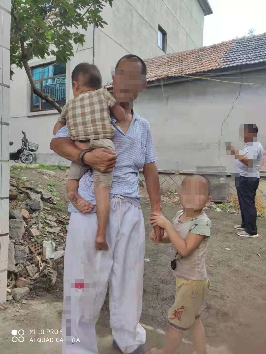 男子與智障女子生9娃引關(guān)注，鎮(zhèn)政府：8個孩子已落戶，積極做當(dāng)事人節(jié)育工作，男子表示不再生