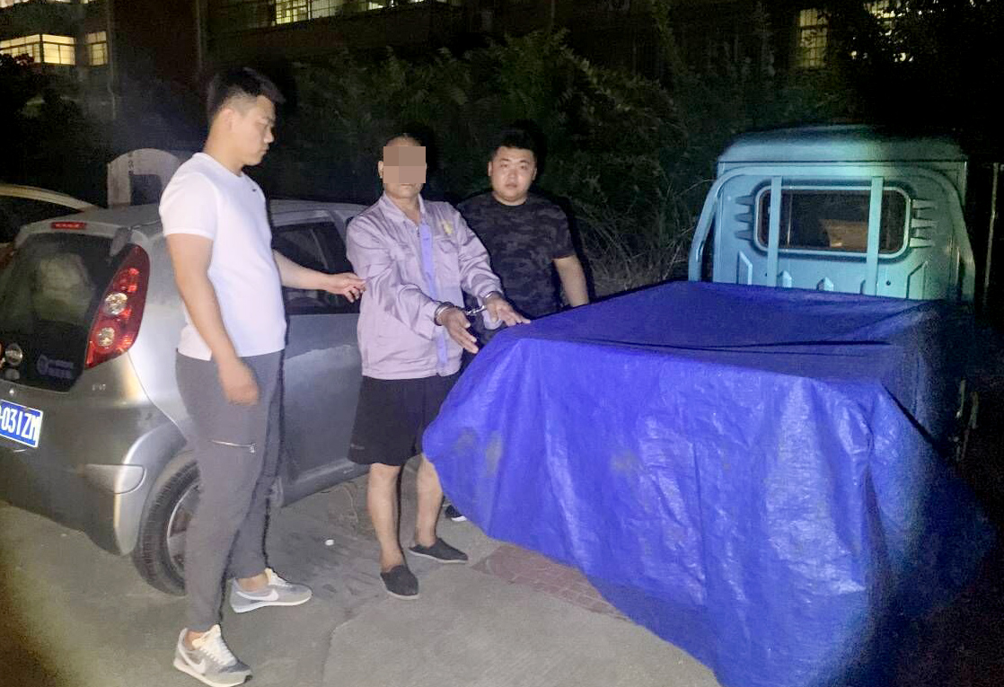 臨沂這個(gè)老人真厲害，僅用12秒就偷走一輛三輪車