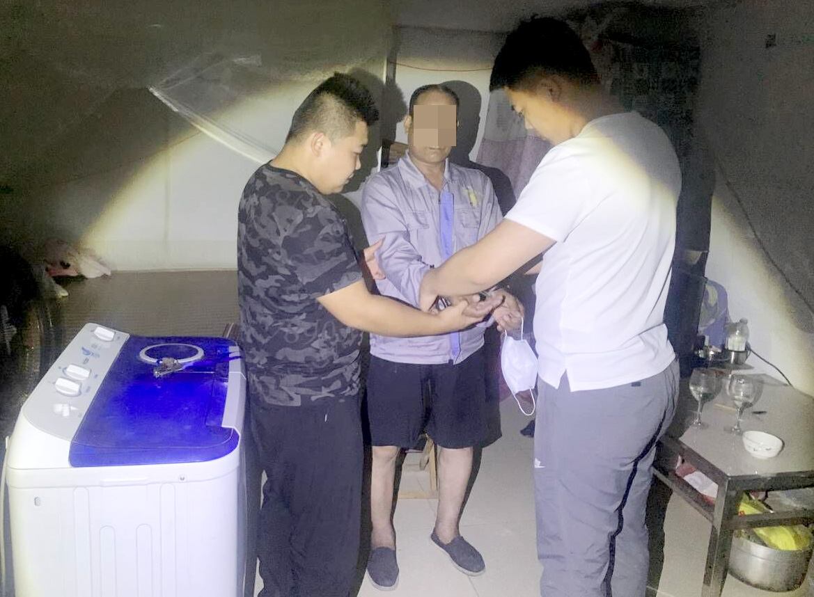 臨沂這個(gè)老人真厲害，僅用12秒就偷走一輛三輪車