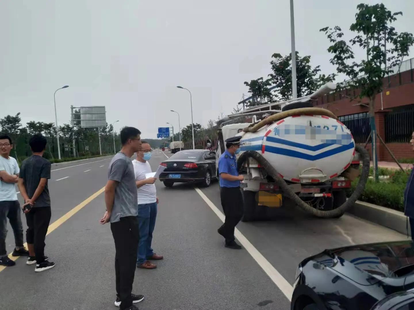 吸糞車偷排糞水進(jìn)雨水井，城管及時查處