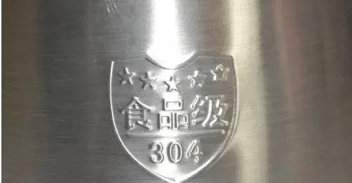 “奪命保溫杯”遭央視多次曝光，熱水進毒水出，大家要提高警惕
