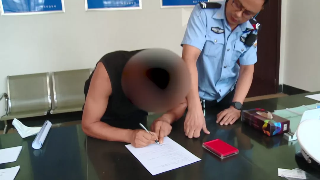 臨沂男子醉駕三輪追尾半掛貨車(chē) 受傷后躺地耍酒瘋