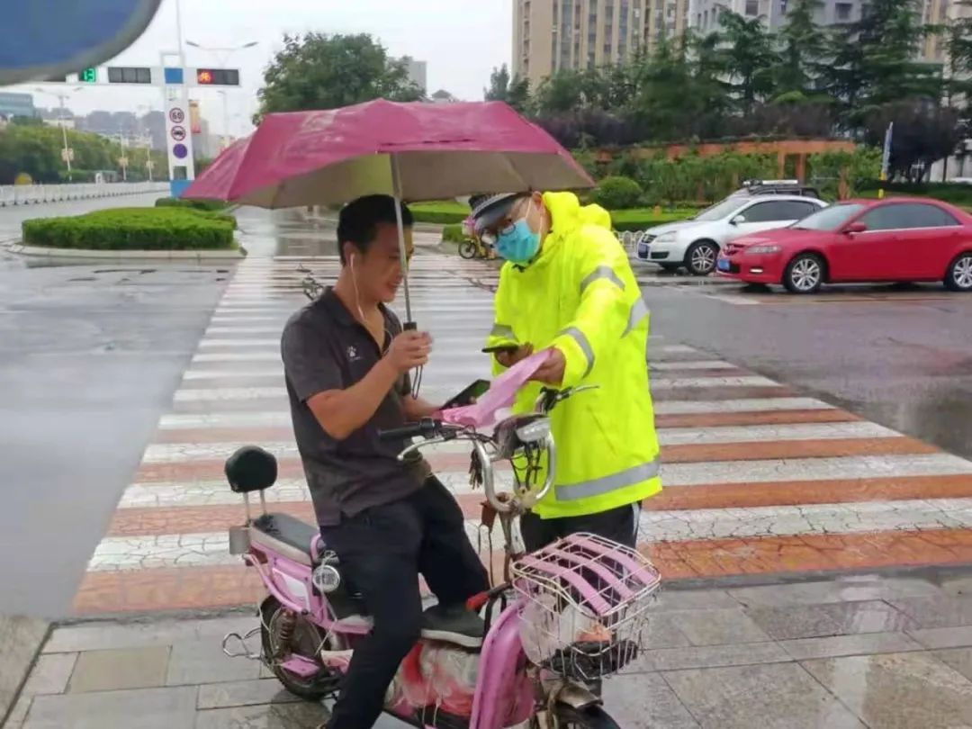 佩戴頭盔，安全出行！
