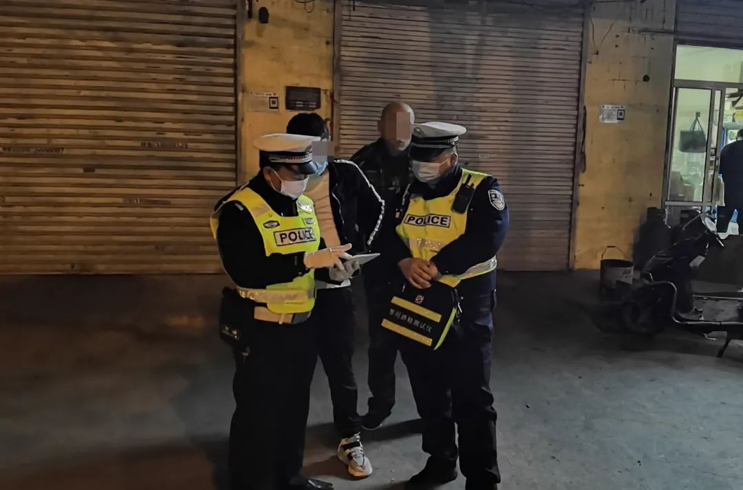 凌晨，臨沂男子飯店聚餐與鄰桌客人吵架，飯后酒駕被對方舉報