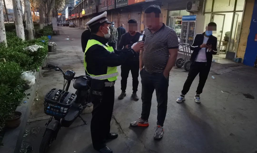 凌晨，臨沂男子飯店聚餐與鄰桌客人吵架，飯后酒駕被對方舉報