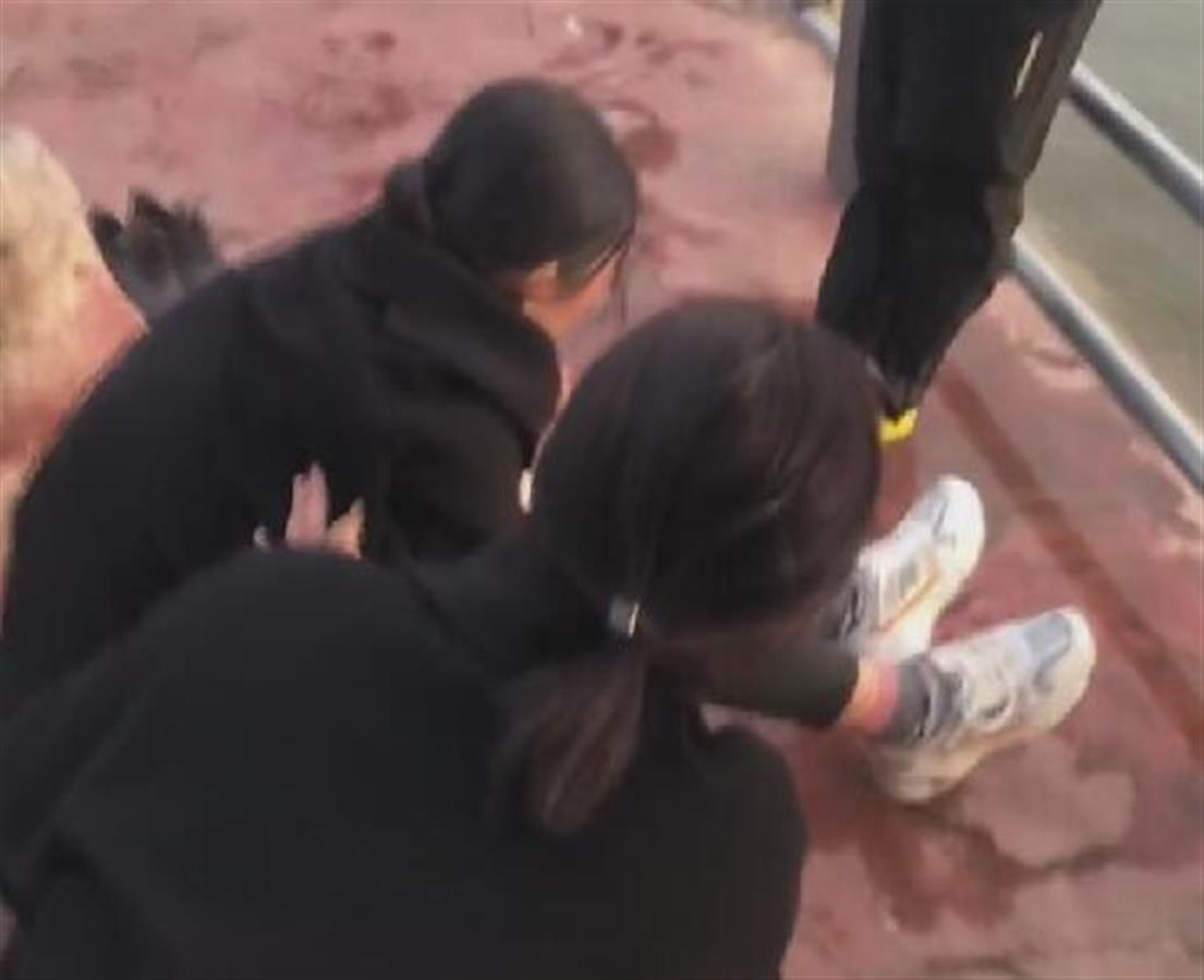 山東臨沂一女子跳河輕生獲救：有人下水拉人，有人脫衣結(jié)繩