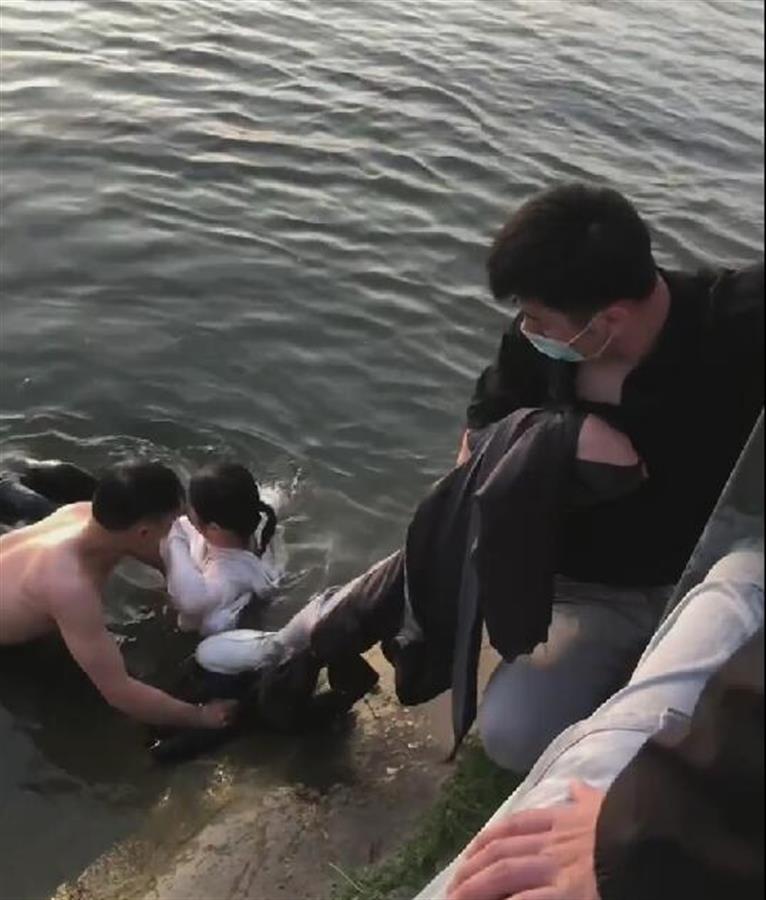 山東臨沂一女子跳河輕生獲救：有人下水拉人，有人脫衣結(jié)繩