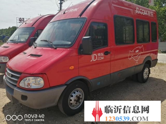 低轉(zhuǎn)依維柯寶迪加長(zhǎng)中型10座客車