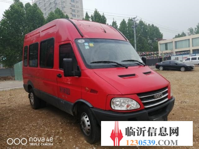 低轉(zhuǎn)依維柯寶迪加長(zhǎng)中型10座客車