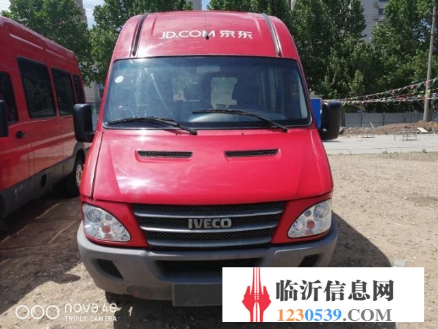低轉(zhuǎn)依維柯寶迪加長(zhǎng)中型10座客車