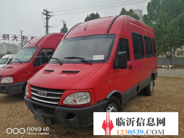 低轉(zhuǎn)依維柯寶迪加長(zhǎng)中型10座客車