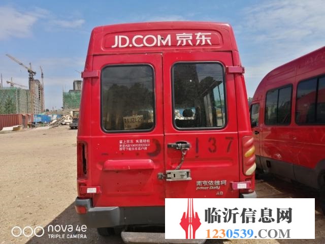 低轉(zhuǎn)依維柯寶迪加長(zhǎng)中型10座客車