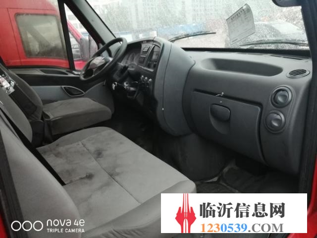 低轉(zhuǎn)依維柯寶迪加長(zhǎng)中型10座客車