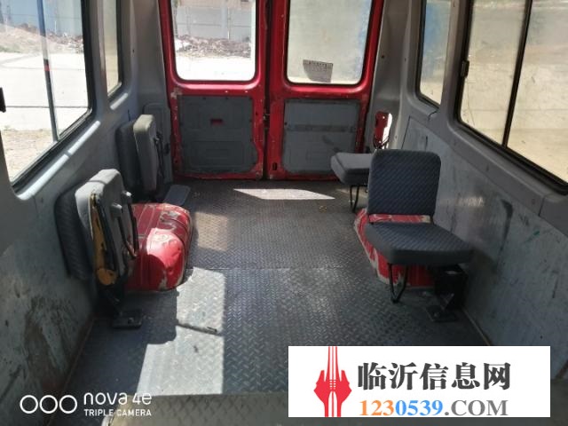 低轉(zhuǎn)依維柯寶迪加長(zhǎng)中型10座客車
