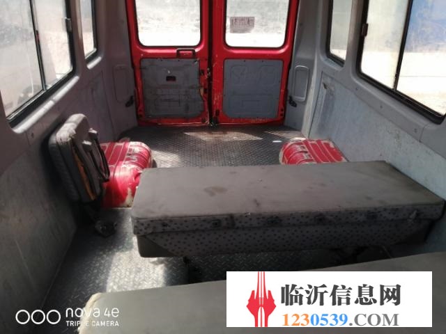 低轉(zhuǎn)依維柯寶迪加長(zhǎng)中型10座客車