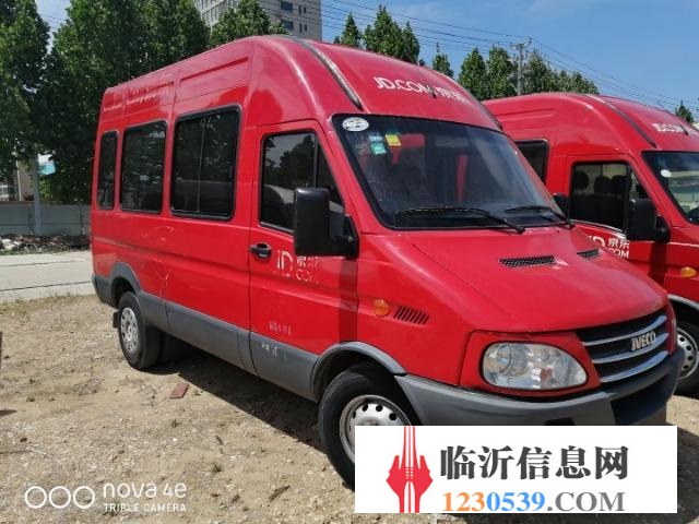 低轉(zhuǎn)依維柯寶迪加長(zhǎng)中型10座客車