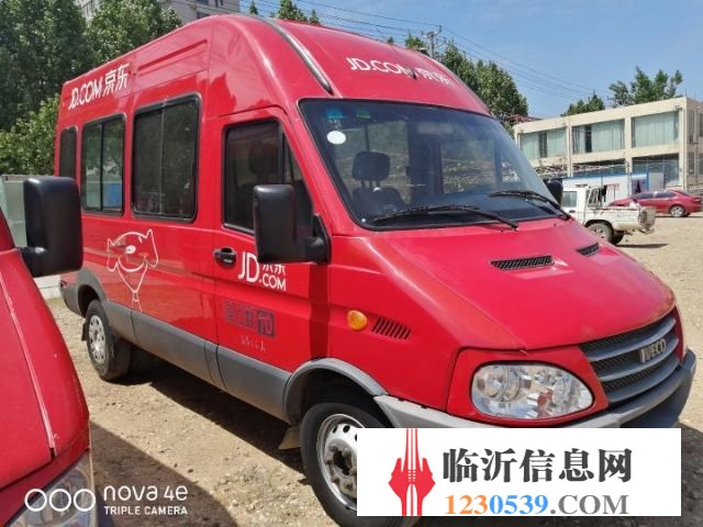 低轉(zhuǎn)依維柯寶迪加長(zhǎng)中型10座客車