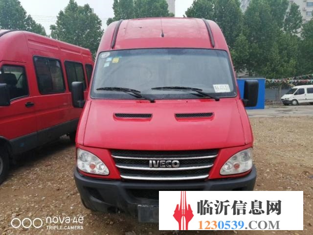 低轉(zhuǎn)依維柯寶迪加長(zhǎng)中型10座客車