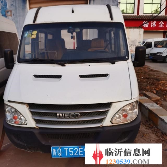 急轉(zhuǎn)多輛商務(wù)大面包車