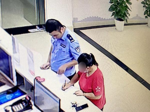 穿“警服”亮“警官證”就是警察？小心有詐