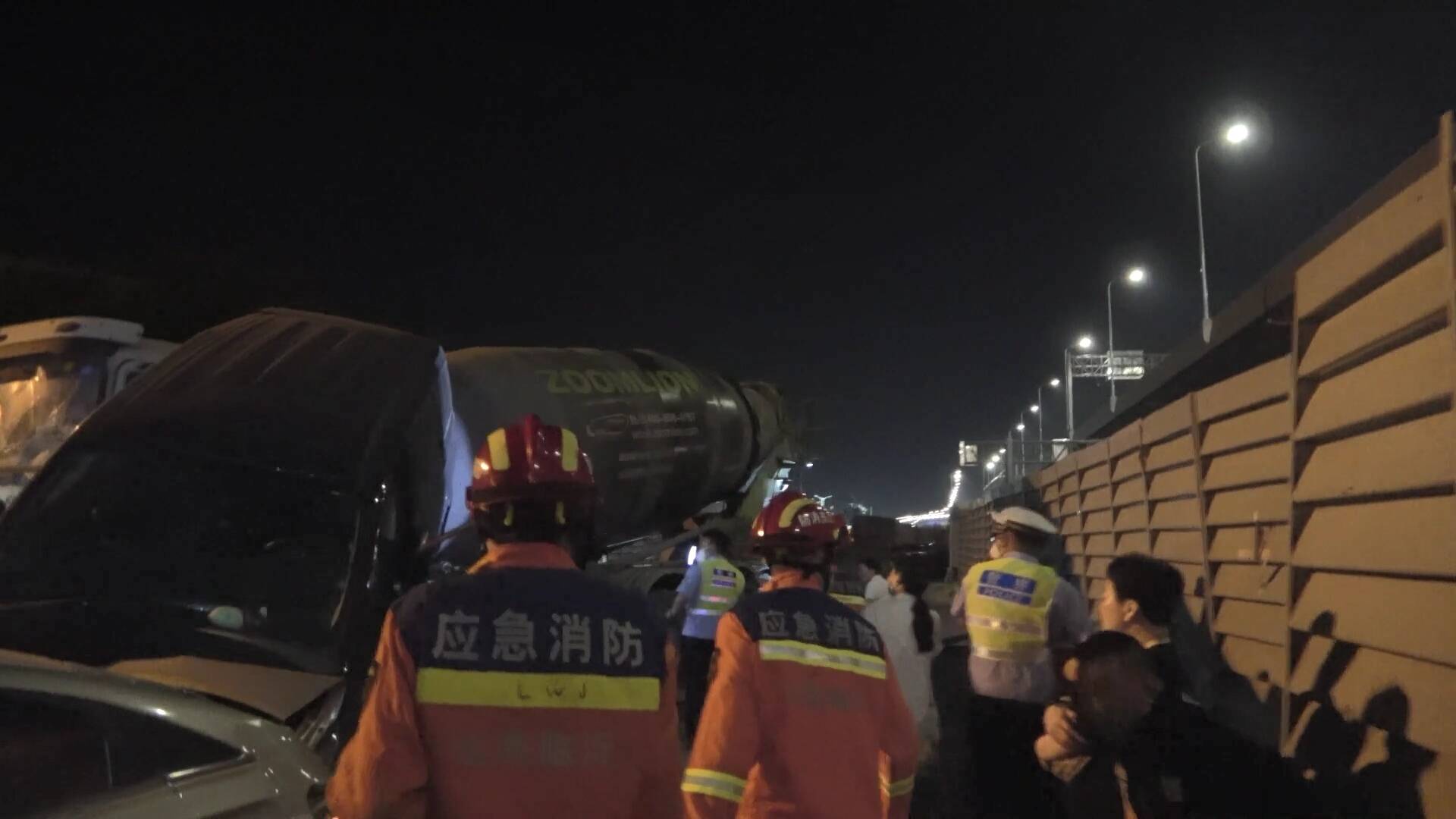 臨沂五車追尾 中間轎車“疊羅漢”消防員從壓扁轎車夾縫中救出被困人員
