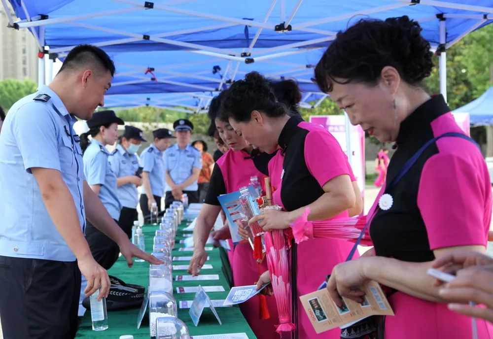 臨沂市舉行“喜迎二十大、禁毒保平安”“6.26”國際禁毒日主題宣傳活動