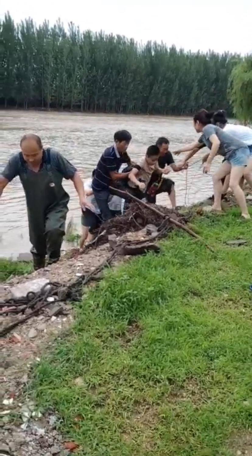 “就算我被沖走也值了！”臨沂70歲老人急流中救下落水男孩