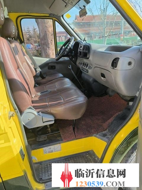 急轉(zhuǎn)多臺大面包車